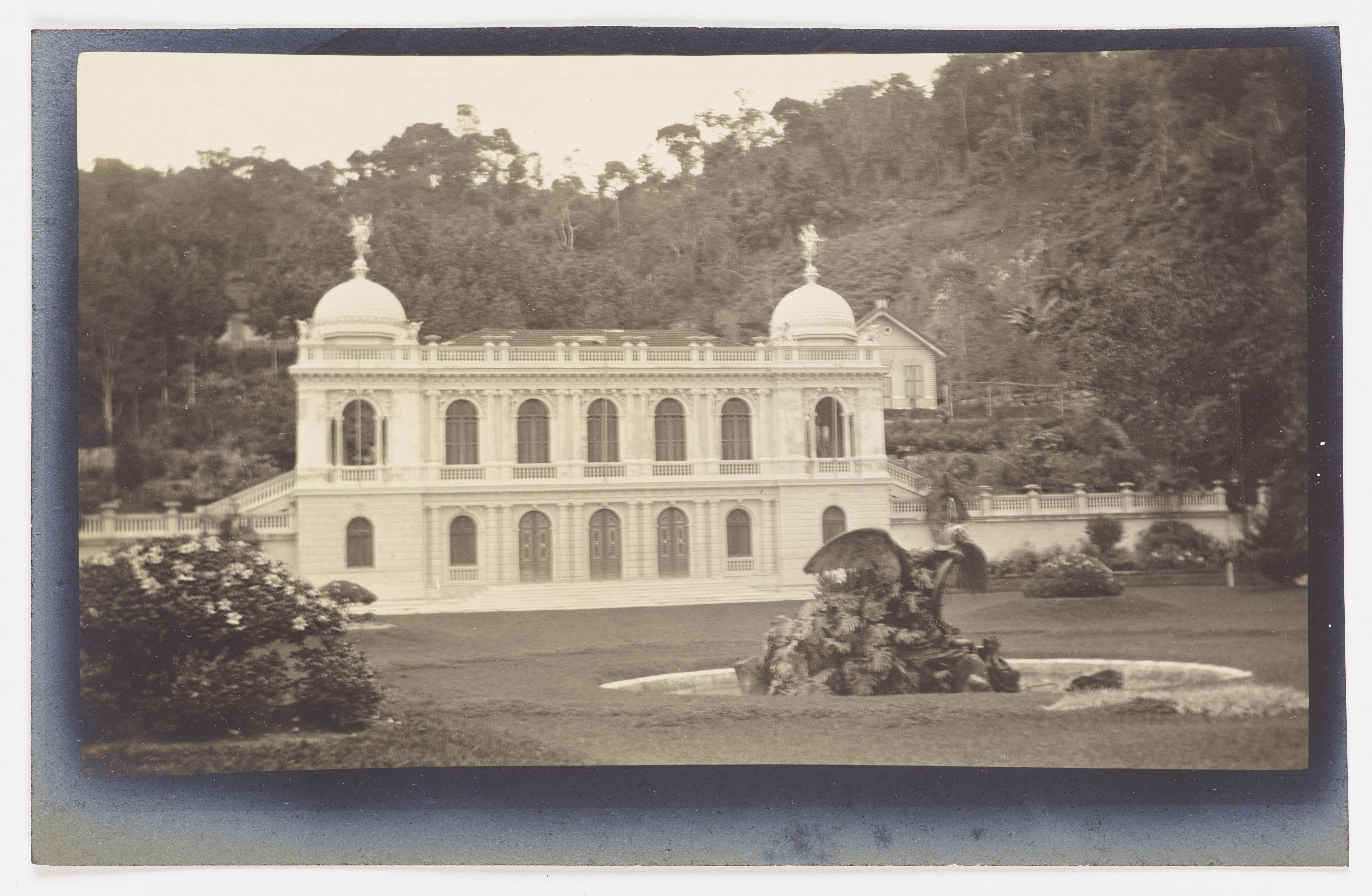 Palácio Amarelo, em primeiro plano o Chafariz da Águia.