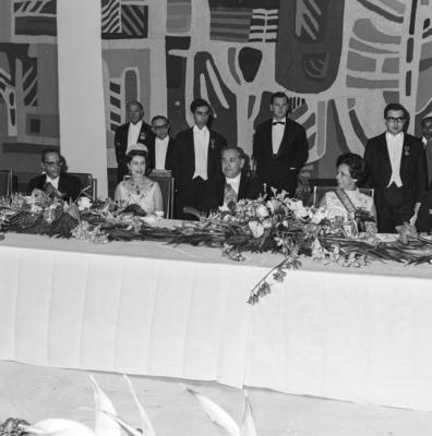 Recepção em homenagem à Rainha Elizabeth II. À esquerda da rainha, o vice-presidente Pedro Aleixo. À direita, o presidente do Brasil, Arthur da  Costa e Silva, e a primeira-dama,  Dona Iolanda