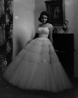 Família Alcântara Machado - mulher com vestido de baile