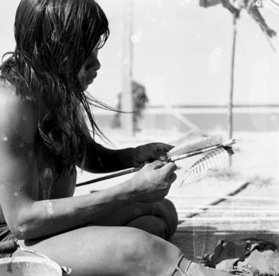 Homem do povo Karajá confeccionando flechas