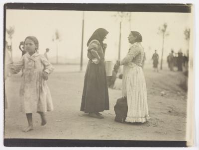 Mulheres conversando em área descampada