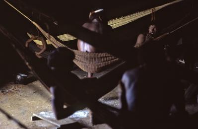 Série Xingu - Homens de povo não identificado no interior de maloca