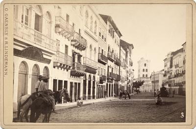 Rua do Bom Jesus, tendo ao fundo a Torre Malakoff