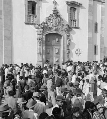 Romaria - Jubileu do Santuário Diocesano do Bom Jesus de Matosinhos - fiéis no adro da basílica