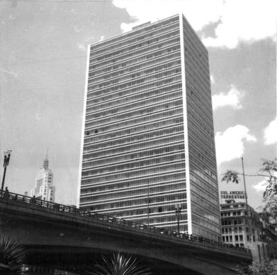 Viaduto do Chá e o Edifício Conde de Prates; ao fundo, o Banespão ou Prédio do Banespa ou Edifício Altino Arantes