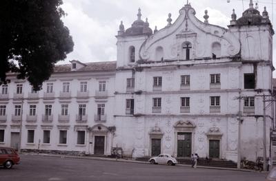 Igreja de Santo Alexandre e antigo colégio jesuíta (à esquerda)