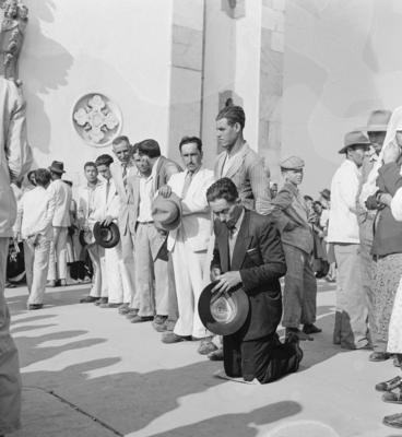 Romaria - Jubileu do Santuário Diocesano do Bom Jesus de Matosinhos - fiéis no adro da basílica