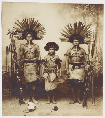 Retrato de três indígenas em estudio