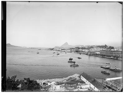 Vista do Cais Pharoux a partir da Ilha das Cobras