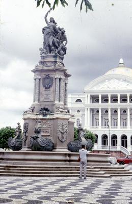 Monumento à abertura dos portos às nações amigas e Teatro Amazonas (ao fundo)