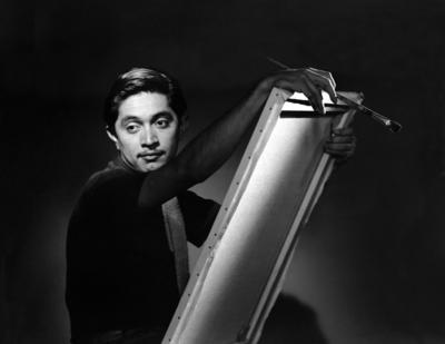 O pintor Aldemir Martins com sua tela