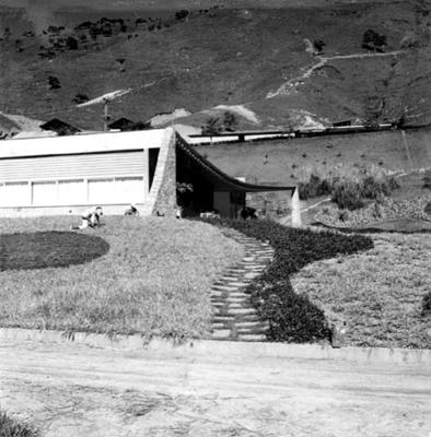 Residência de Edmundo Cavanellas, projeto do arquiteto Oscar Niemeyer e Burle Marx
