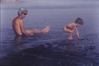 Oleg e Igor Belli tomando banho na Ilha Decepção, ponto mais alto de uma cratera vulcânica