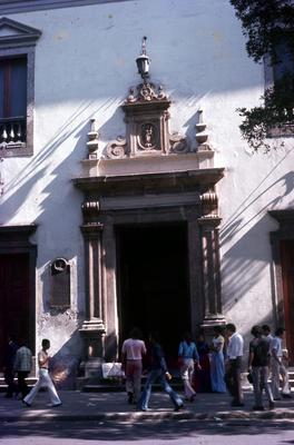 Pessoas em frente à Igreja de Nossa Senhora do Rosário e São Benedito