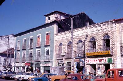 Aspecto de rua - casario e comércio
