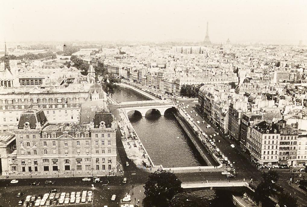 Vista da cidade, rio Sena com Torre Eiffel ao fundo