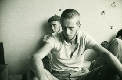 Em primeiro plano Christian Schiel e em segundo plano Jorge Bodanzky. Alunos da Universidade de Brasília ouvem notícias alguns meses depois do golpe militar