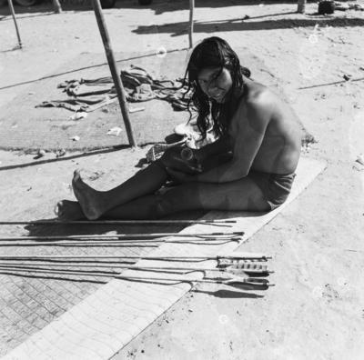 Homem do povo Karajá confeccionando flechas