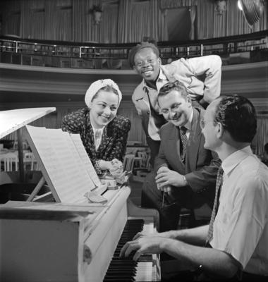 Linda Batista, Grande Otelo, Herivelto Martins e Ary Barroso, ao piano