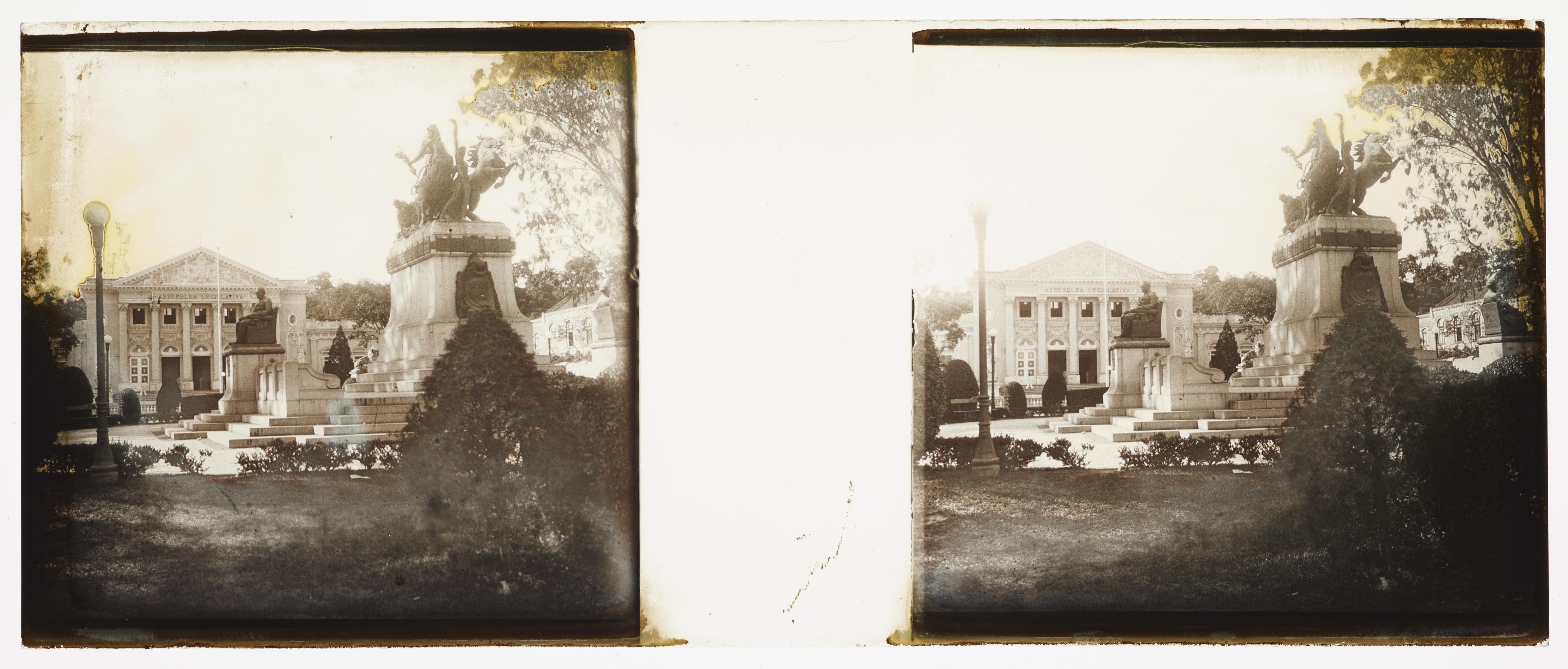 Praça da República; ao fundo, a Assembleia Legislativa de Niterói