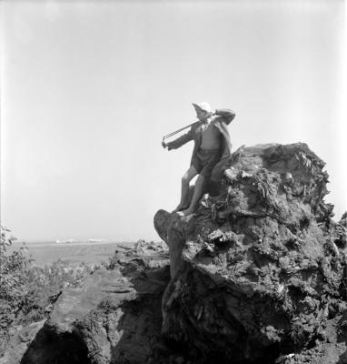 Menino com estilingue