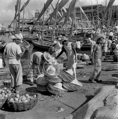 Embarcações na rampa e arredores do Mercado Modelo