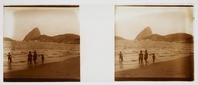 Banhistas na praia do Flamengo; ao fundo, o morro do Pão de Açúcar