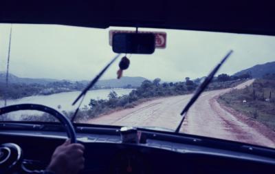 Estrada às margens do rio Jequitinhonha