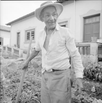 Idoso não identificado, trabalhando na horta do asilo São Vicente de Paulo