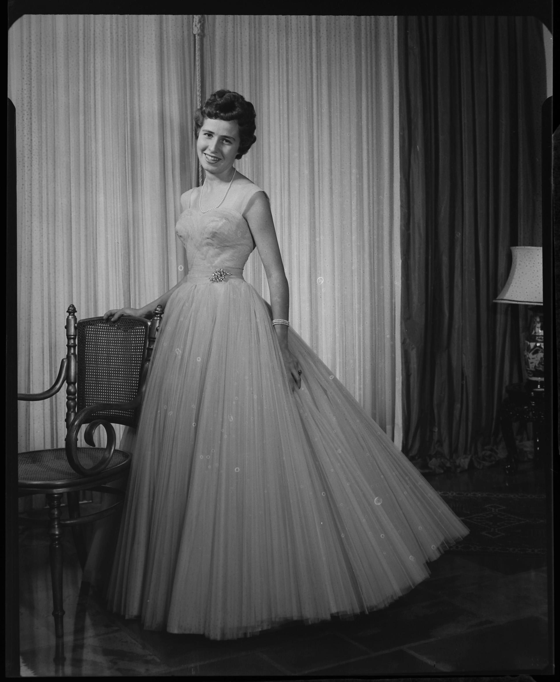 Vera Lucia Olival Costa com vestido de baile