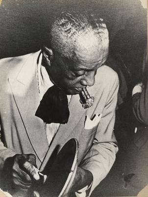 João da Baiana tocando prato-e-faca