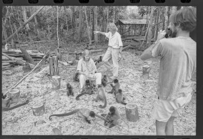 Jorge Bodanzky filmando Marc van Roosmalen e Lambertha Blinjenberg van Roosmalen (Betty)