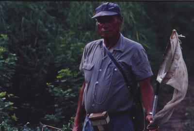 Homem com equipamento na mão