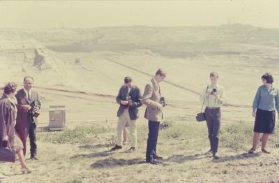 Estudantes fotografam mina de carvão nas proximidades de Colônia, como um exercício fotográfico para a escola