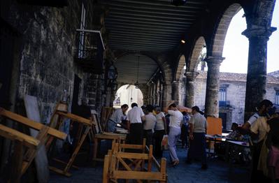 Pessoas reunidas na área externa do Palacio de Lombillo