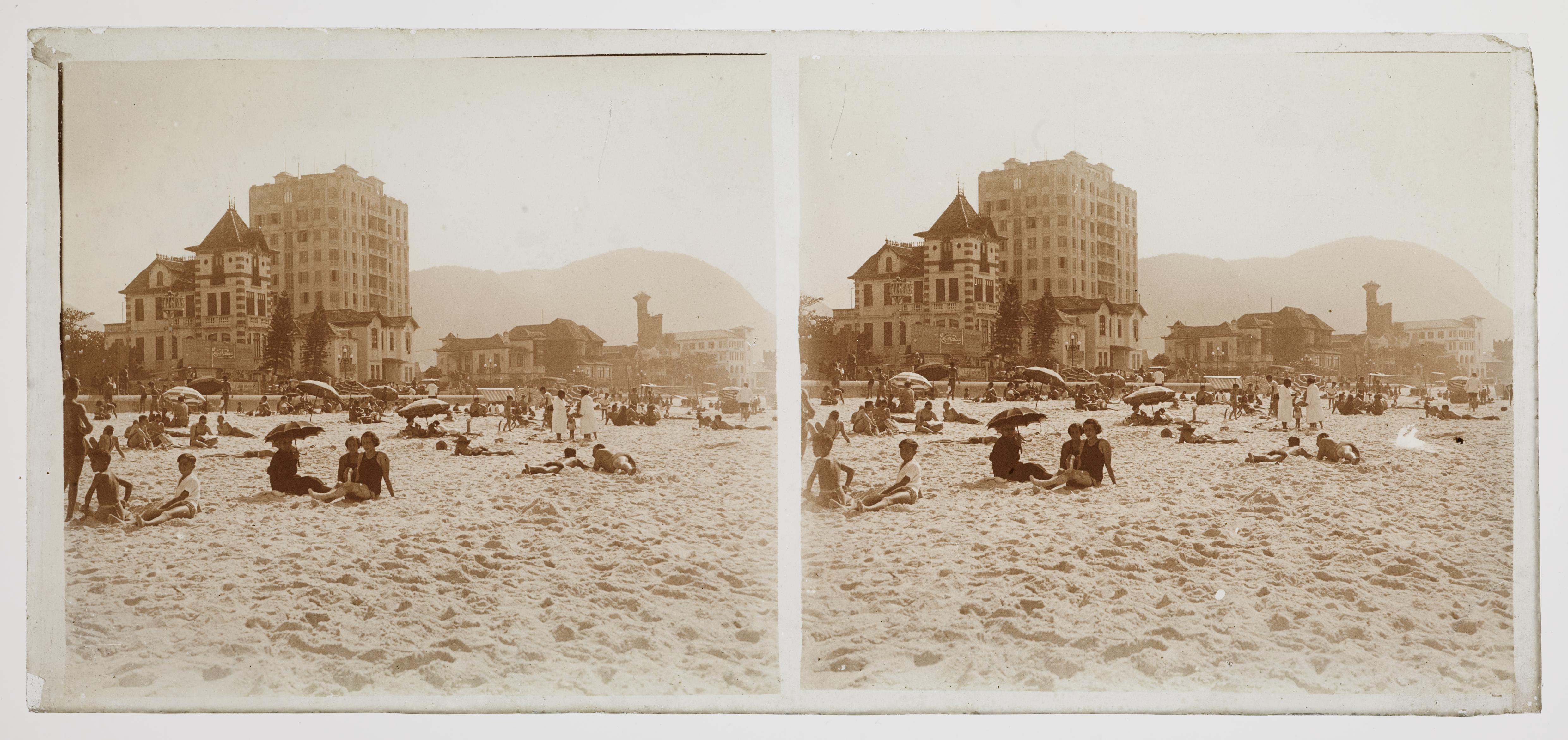 Banhistas na Praia de Copacabana