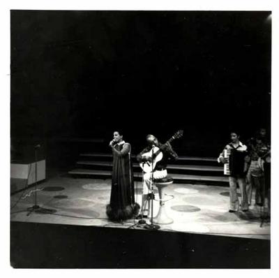 Elizeth Cardoso ao microfone