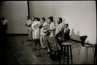 Clementina de Jesus ao microfone