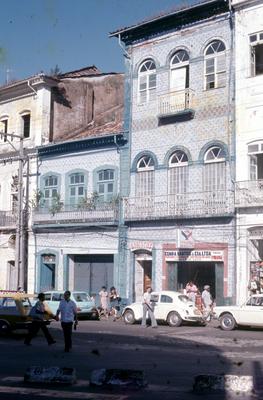 Aspecto de rua - sobrado e edificações