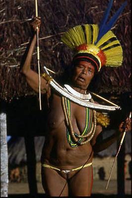 Série Xingu - Anciã faz ritual de início da cerimônia do Yamaricumã