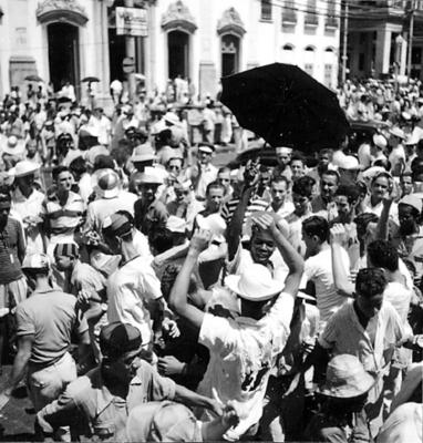 Carnaval de rua, em frente à Igreja Matriz do Santíssimo Sacramento de Santo Antônio