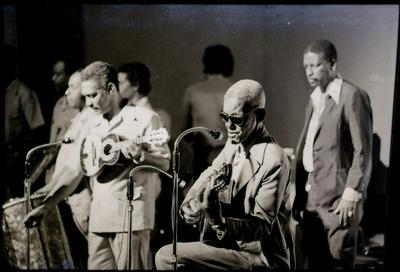 Cartola ao microfone com o violão