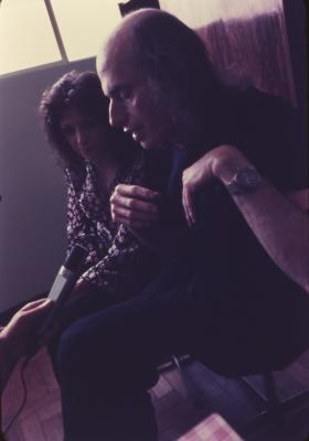 O repórter Karl Brugger entrevista Judith Malina e Julian Beck, criadores do Living Theater, presos em Belo Horizonte
