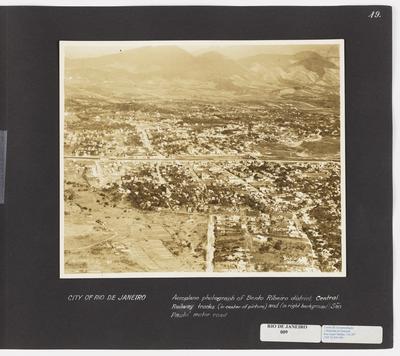 Bairro de Bento Ribeiro; destaque para os trilhos da Ferrovia Central (no centro da foto) e para rodovia em direção a São Paulo (ao fundo, à direita) - tomada de avião