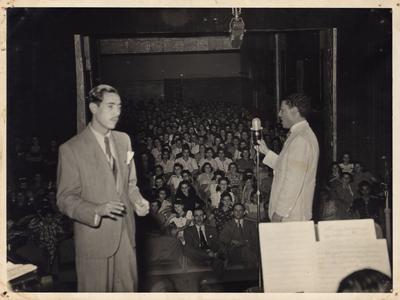 Gilberto Alves ao microfone