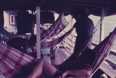 Karl Brugger (em pé) durante expedição pelo Rio Negro