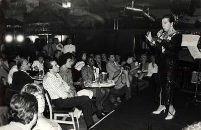 Elizeth Cardoso ao microfone