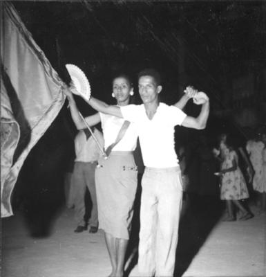 O mestre-sala Arilton com sua mulher no ensaio na Mangueira