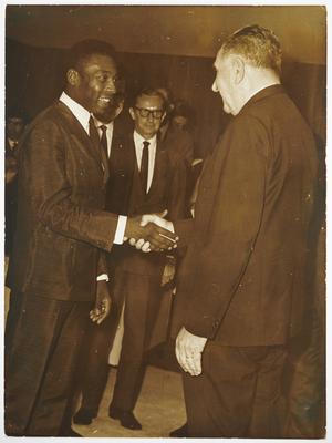 Encontro do então presidente Médici (à direita, de perfil) com Pelé (à esquerda, apertando a mão do governante)