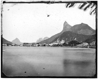 Vista de Botafogo, ao fundo o Morro do Corcovado, Pão de Açúcar e a Pedra da Gávea